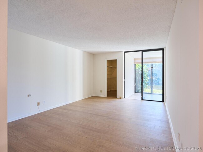 Building Photo - 5250 Woodland Lakes Dr