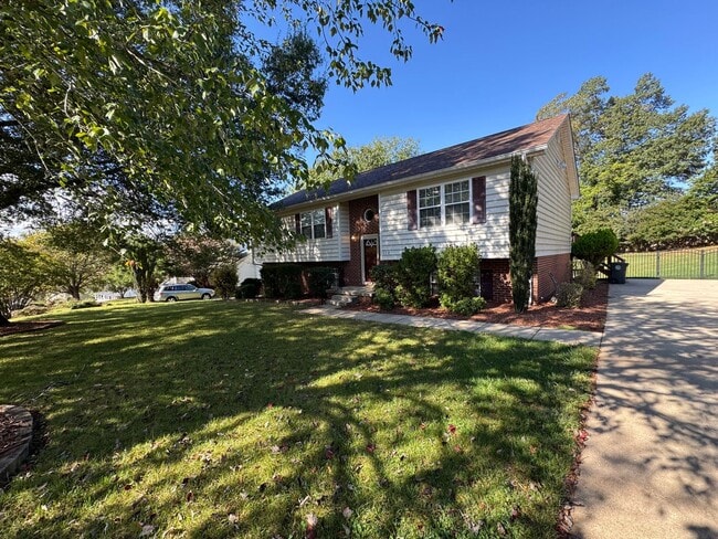 Primary Photo - Charming 5 Bedroom Home off Lakeside Drive