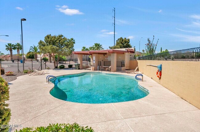Building Photo - 2515 E Villa Maria Dr