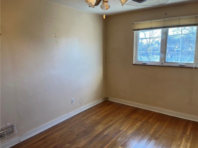 Building Photo - 135 Greenbriar Dr