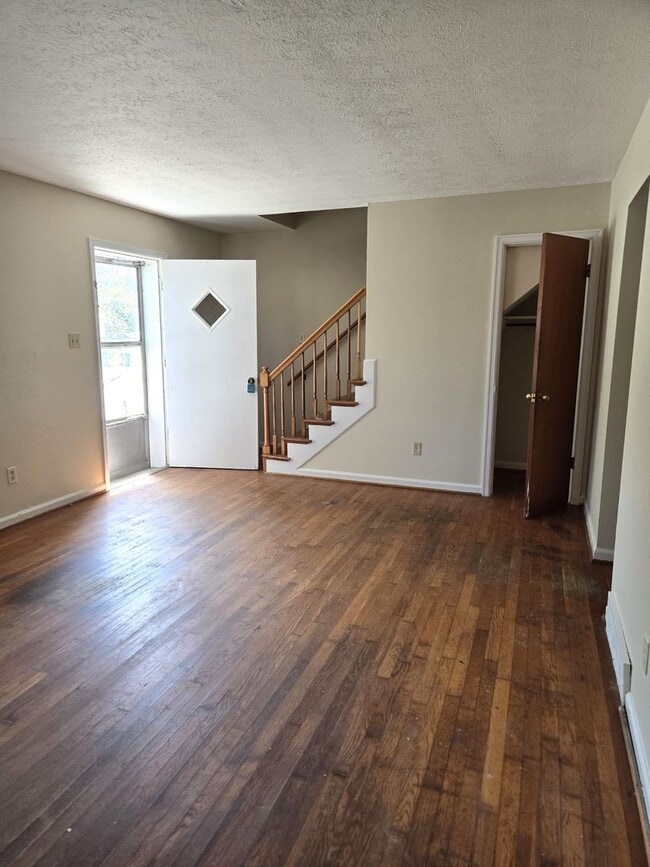 Building Photo - Deep Springs, 2 bedroom duplex, hardwood f...