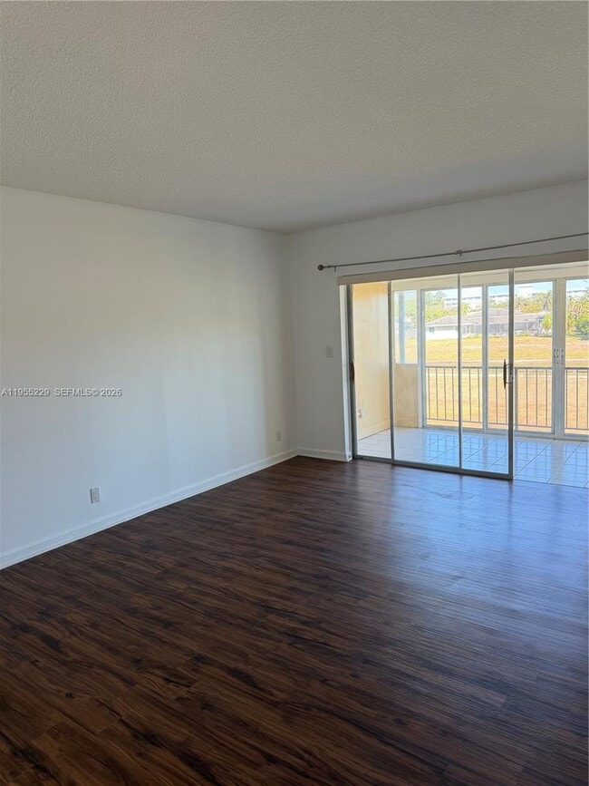 Building Photo - 3115 N Palm Aire Dr