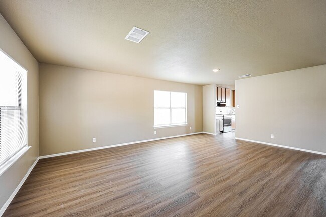 Building Photo - Recent remodeled! 4 bedroom, two living areas and loft!