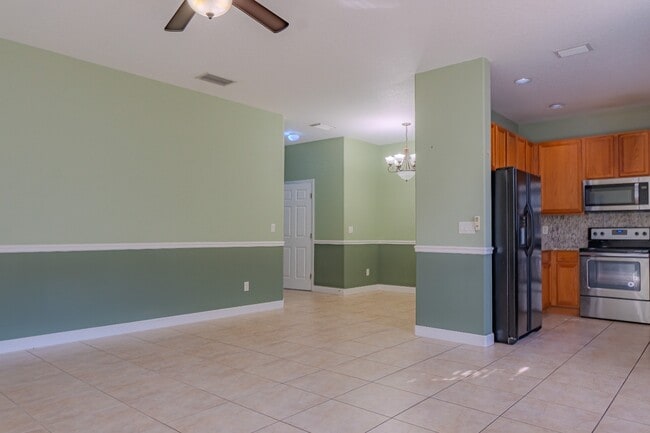Building Photo - Modern 3-Bed Townhome with Garage & Patio in Casselberry – In-Unit Laundry, Central AC!