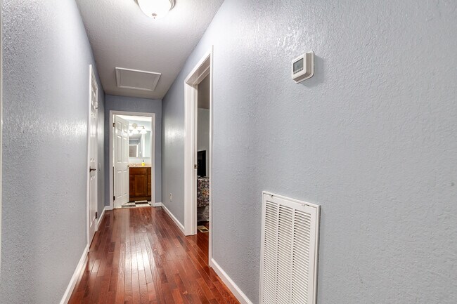 Building Photo - 507 Cambridge St