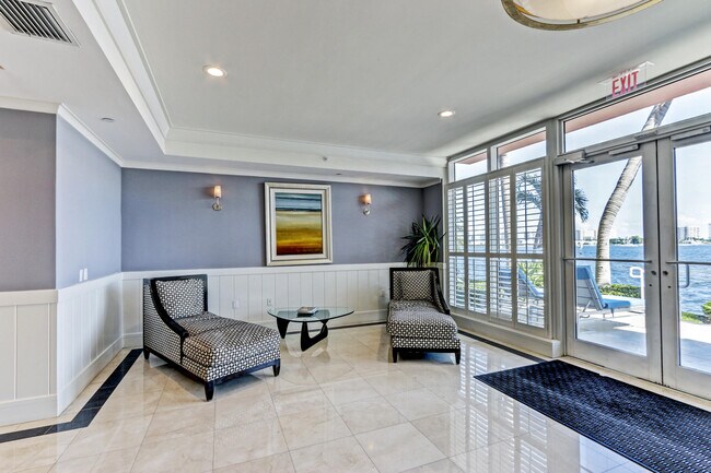 Building Photo - 2640 Lake Shore Dr