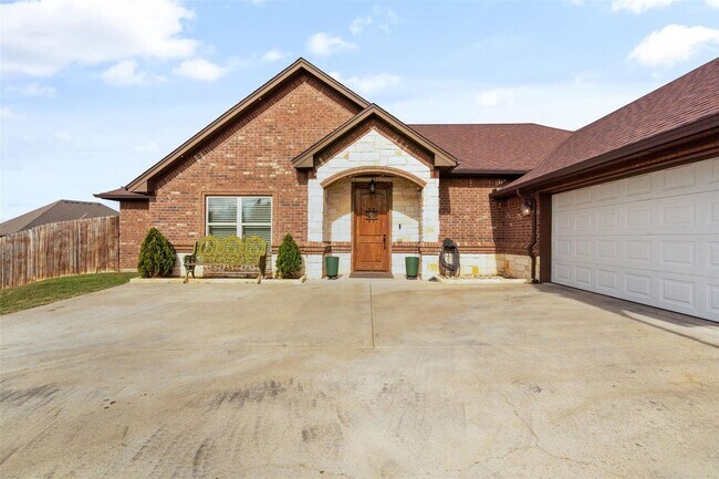 Building Photo - Beautiful Home In Pecan Planation