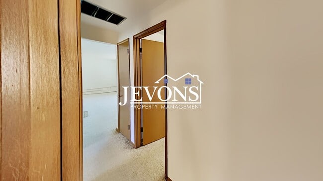 Building Photo - Spacious single-family home with a large f...
