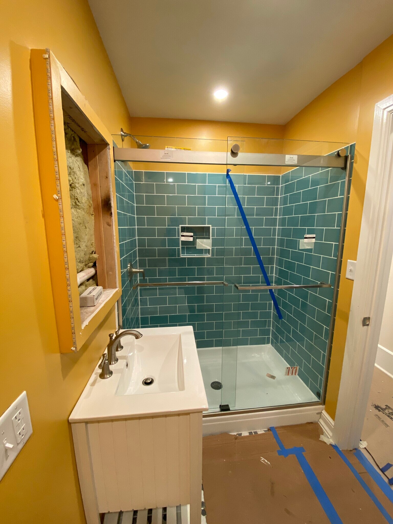 Full sized shower - 1728 N Franklin Pl