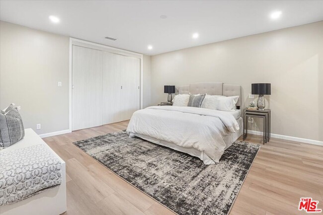 Building Photo - 2019 N Sycamore Ave