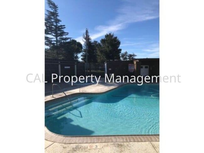 Building Photo - Condo for rent in North Salinas!