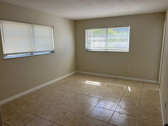 Building Photo - 15225 NE 6th Ave