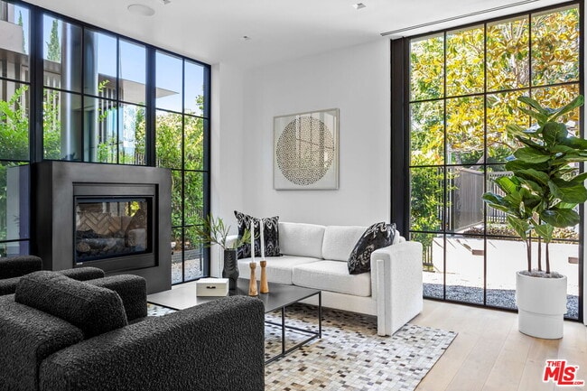 Building Photo - 8890 Rosewood Ave