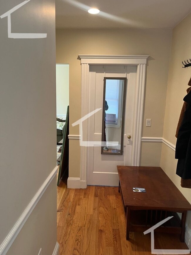 Building Photo - 9/1 No Fee! Spacious 3BR/2BA w/parking included!