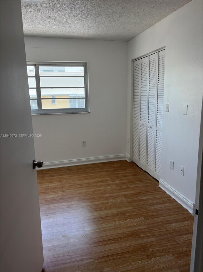 Building Photo - 1150 Collins Ave