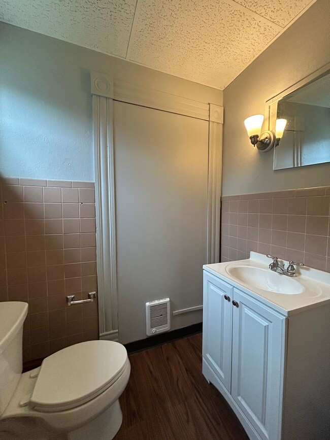 Building Photo - Large 3bd/ 1.5 bath Home w/Attic Room l Sp...