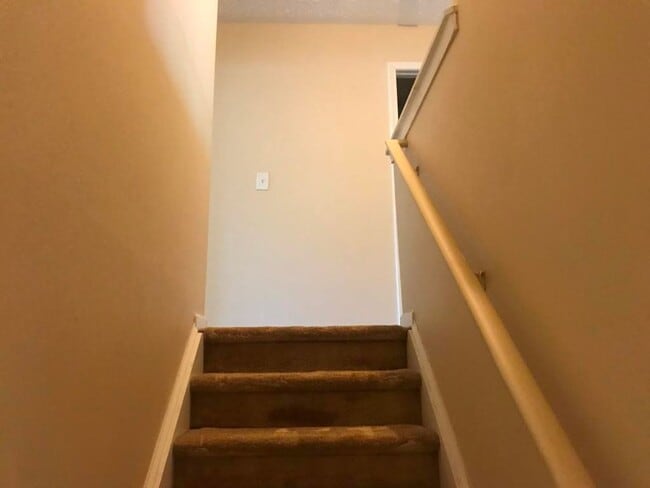 Building Photo - Spacious and Beautiful 3 Bedroom Home