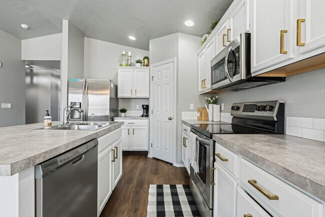 Building Photo - 17541 Mountain Springs Ave