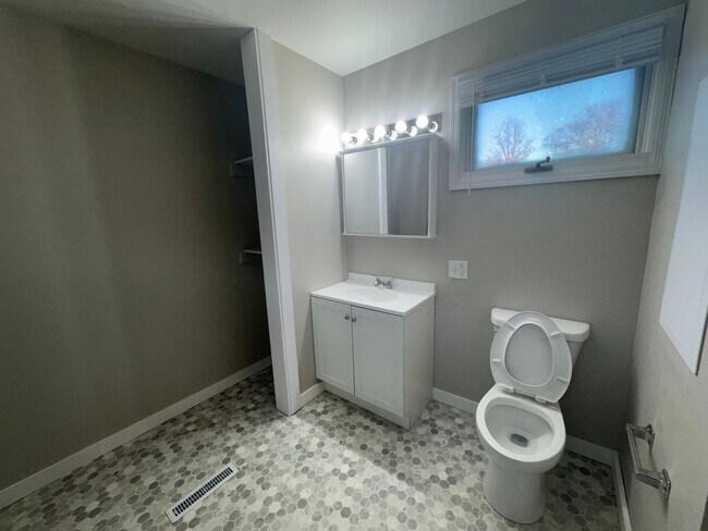 Building Photo - Remodeled 4 Bed 2 Bath For RENT