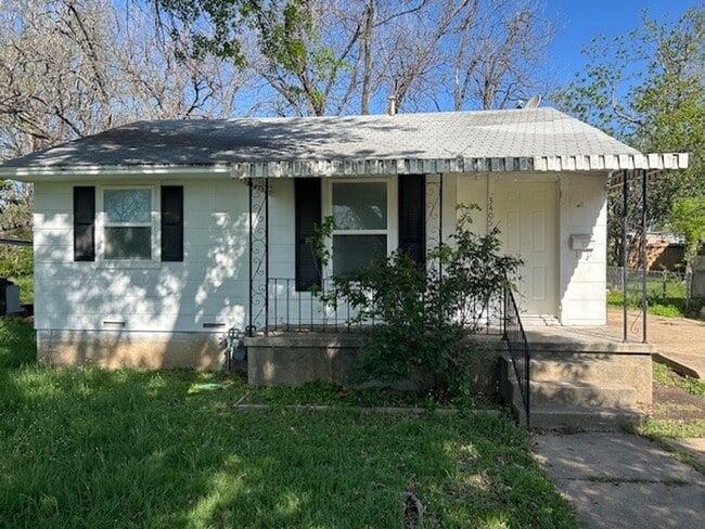 Building Photo - Spacious 2 Bedroom