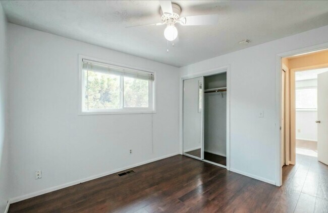 Building Photo - 1420 Cunningham Ln S