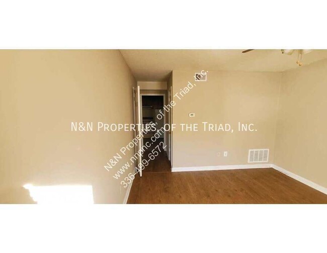 Building Photo - Great Location!  2 Bedroom Townhouse Apart...