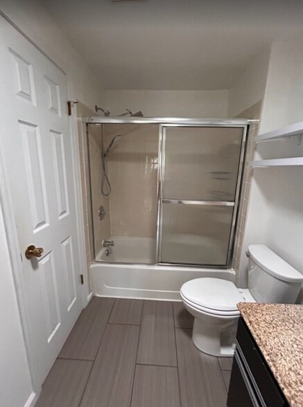 Full Bathroom - 3114 Burrwood Dr