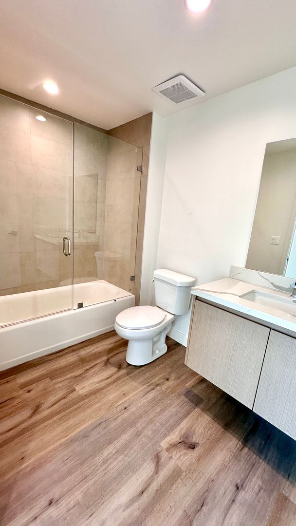 Building Photo - Luxury 2-Bedroom Penthouse with Spacious L...