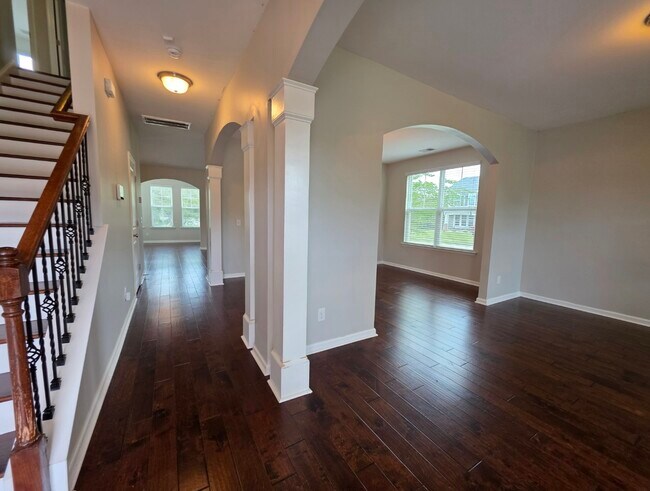 Building Photo - 701 Breys Cut