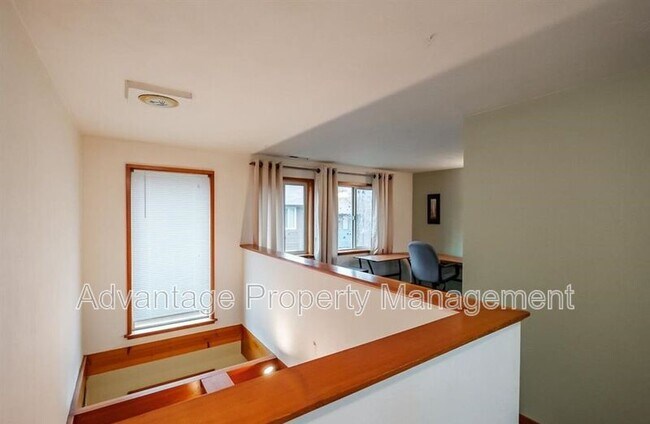 Building Photo - 149 NE Powderhorn Dr