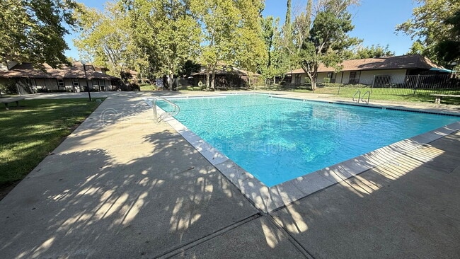 Building Photo - 5422 Roundtree Ct