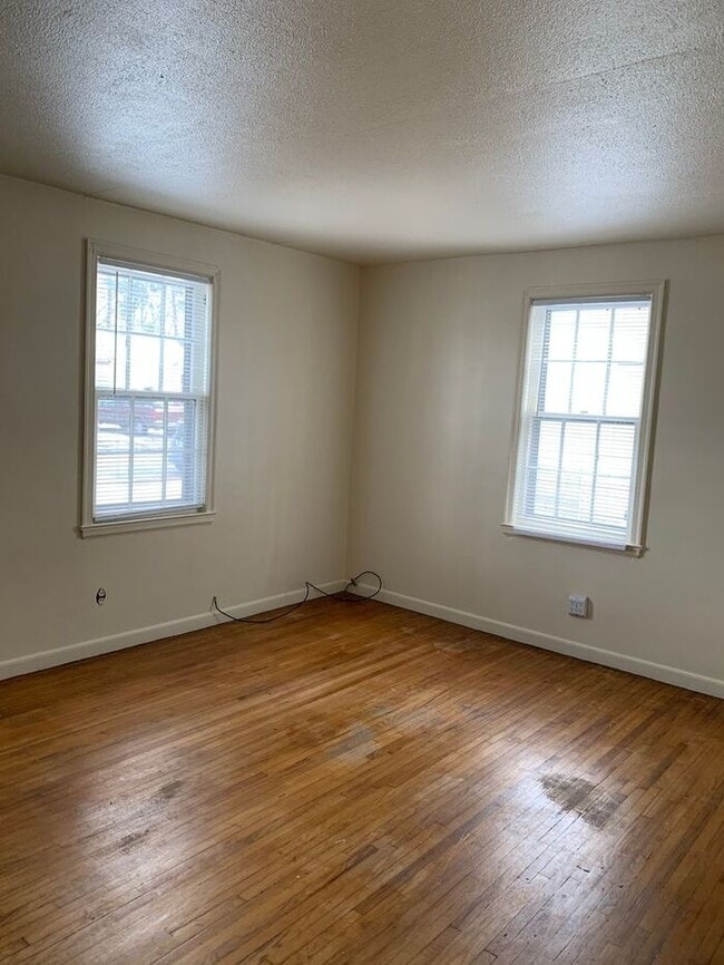 Building Photo - Take a look at this adorable 2 bed Home.