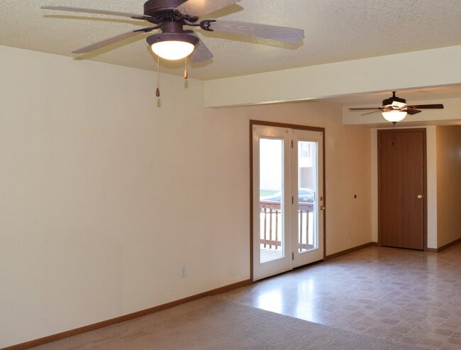 Building Photo - Spacious & Convenient Living in Shady Oaks!
