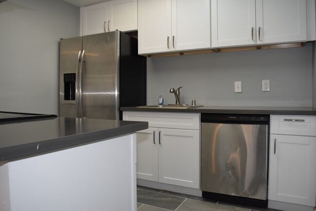 Building Photo - 6505 Hillsdale Blvd