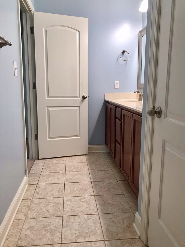 Building Photo - Rad in Raintree!