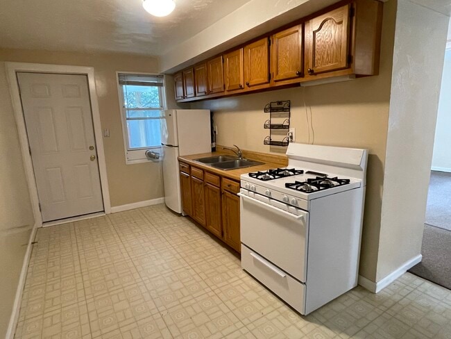 Building Photo - 329 Hemlock Dr