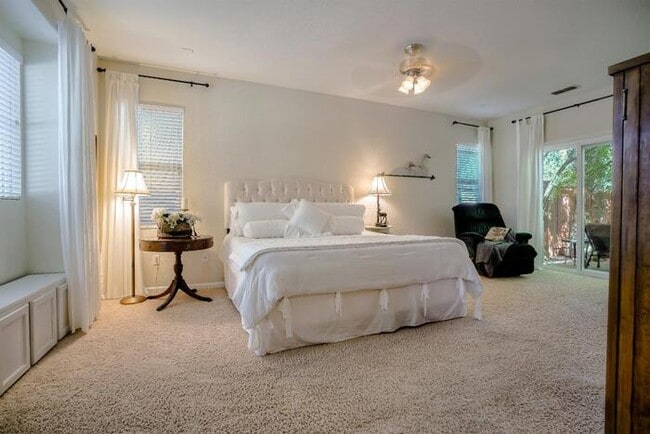 Building Photo - Immaculate Modern Townhouse in Sought-Afte...