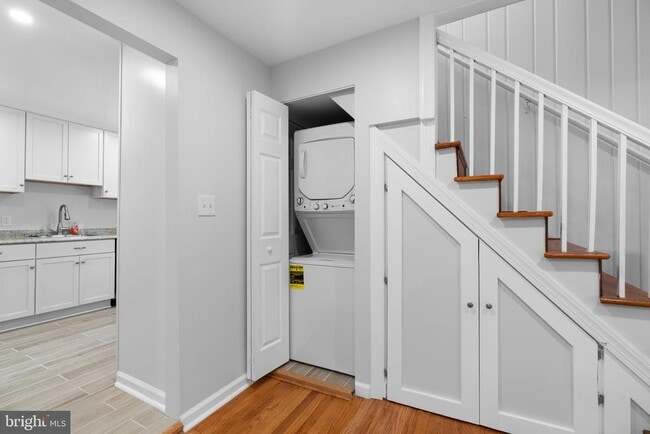 Building Photo - 715 Anderson Ave