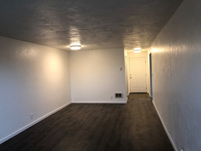 Building Photo - Updated 3 bedroom 1.5 bath duplex!