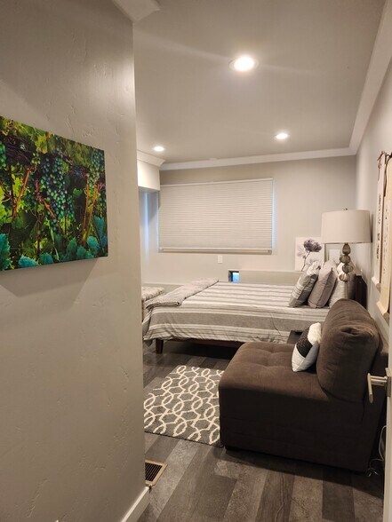 Building Photo - 2605 Nutmeg Ave