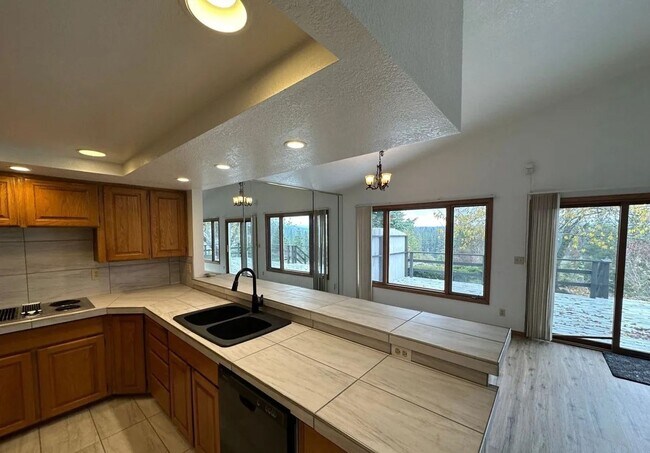 Building Photo - 2 Bed / 2 Bath Home with Lake Views Clubhouse – Hayden Lake