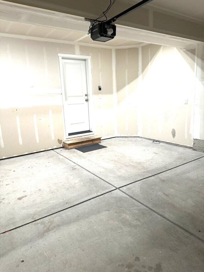 Building Photo - Puyallup - Beautiful 4 bedroom, 2.5 bath home! Available Now!