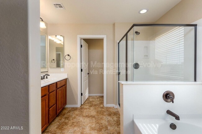 Building Photo - 1544 E Hummingbird Way