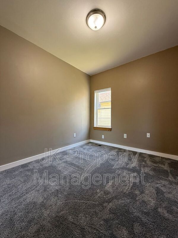Building Photo - 701 8th Ave S