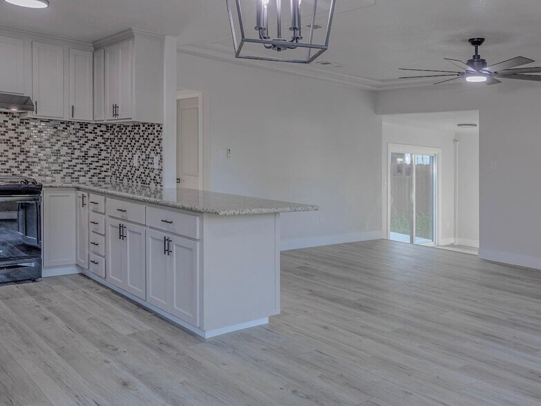 Building Photo - 1271 N Roosevelt Ave