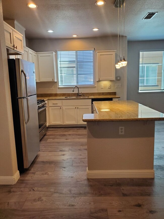 Building Photo - Modern Concord Townhouse 3/2.5 near BART &...