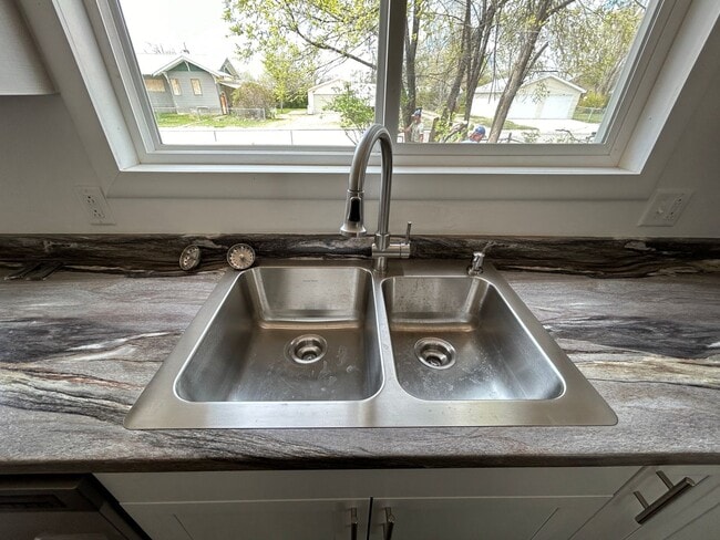 Building Photo - 3 Bedroom 1 Bath Beautiful House with Fenced Yard & Garage