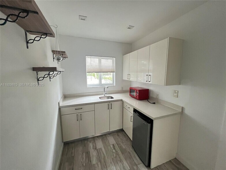 Building Photo - 220 Collins Ave