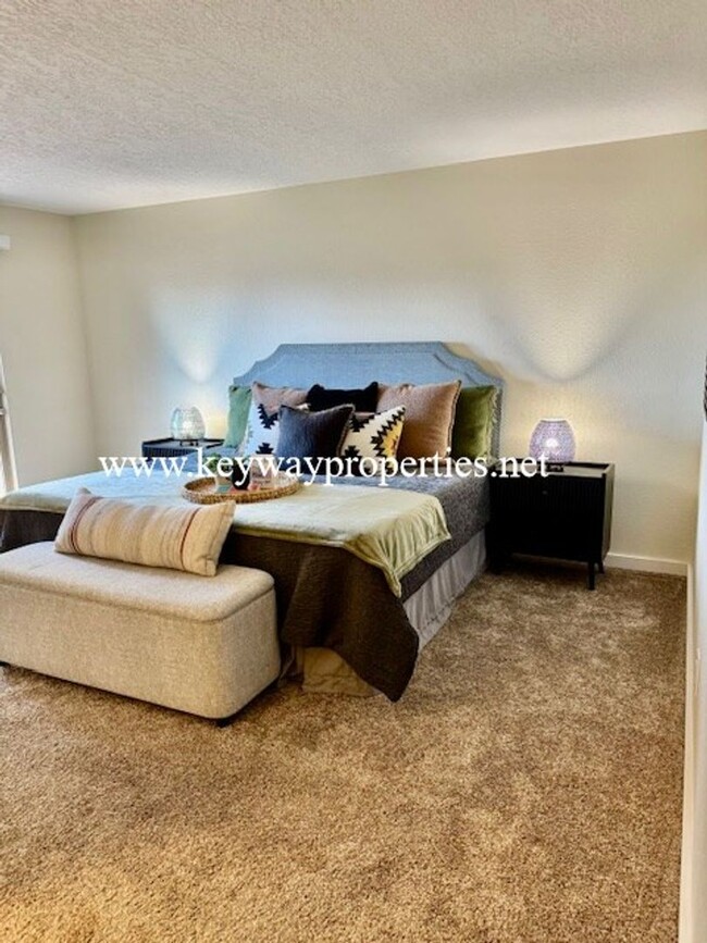 Building Photo - FootHills 3bed 2 bath Condo for rent **MOV...