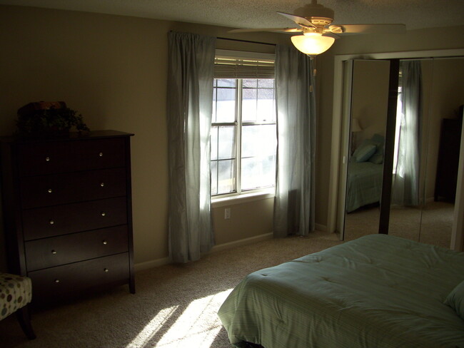 Building Photo - Wonderful Townhome within Walking Distance...